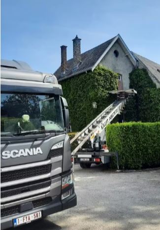 Camion Scania et lift Kalift lors d'un déménagement longue distance en Belgique